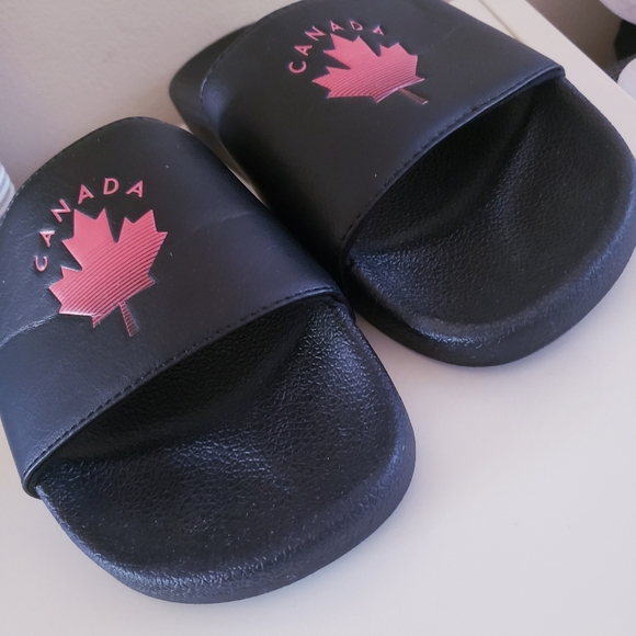 Old Navy Canada Slides - 8 - 9 - Picture 3 of 8